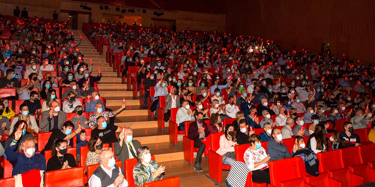 Desde sus butacas se iluminaron con una luz roja a los donantes homenajeados