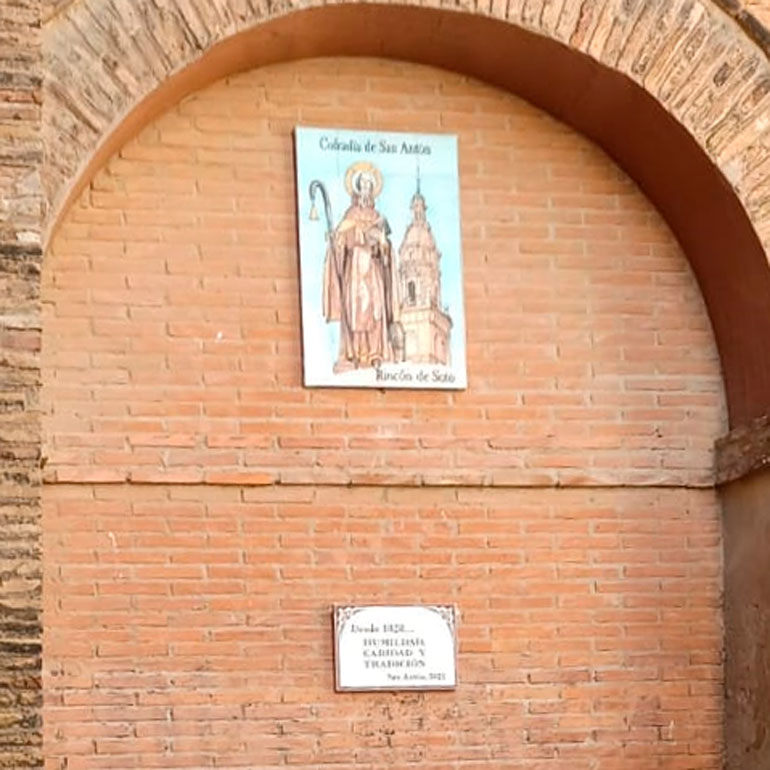 Plaza dedicada la Cofradía de San Antón de Rincón de Soto 1
