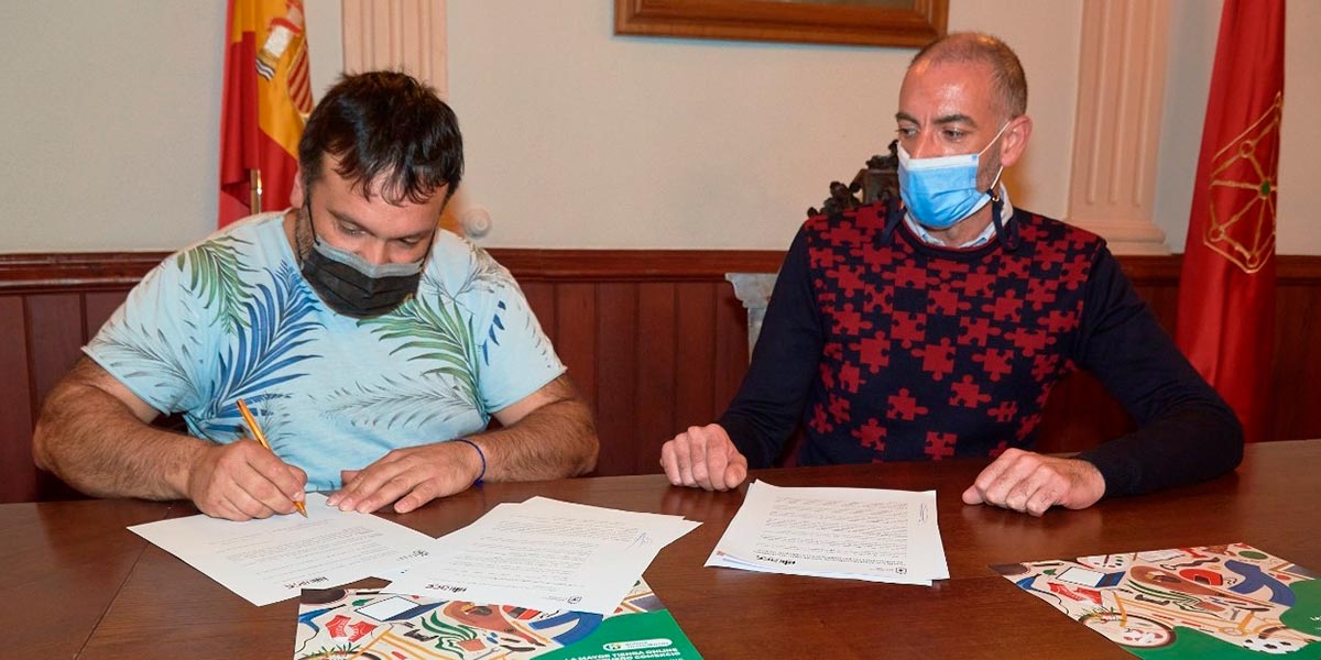 Rúbrica del convenio del Ayuntamiento de Corella con la ACC