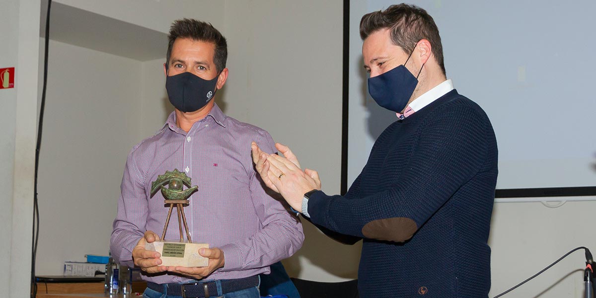 Daniel Andión recibe el trofeo de mejor colección de manos del alcalde Toquero