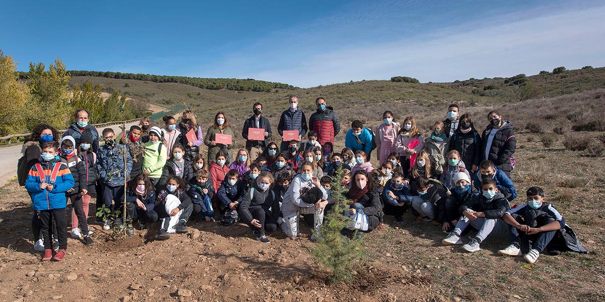 Un centenar de niños del Colegio Público de Educación Infantil y Primaria Sancho Ramírez de Arguedas han protagonizado esta acción en favor del medioambiente