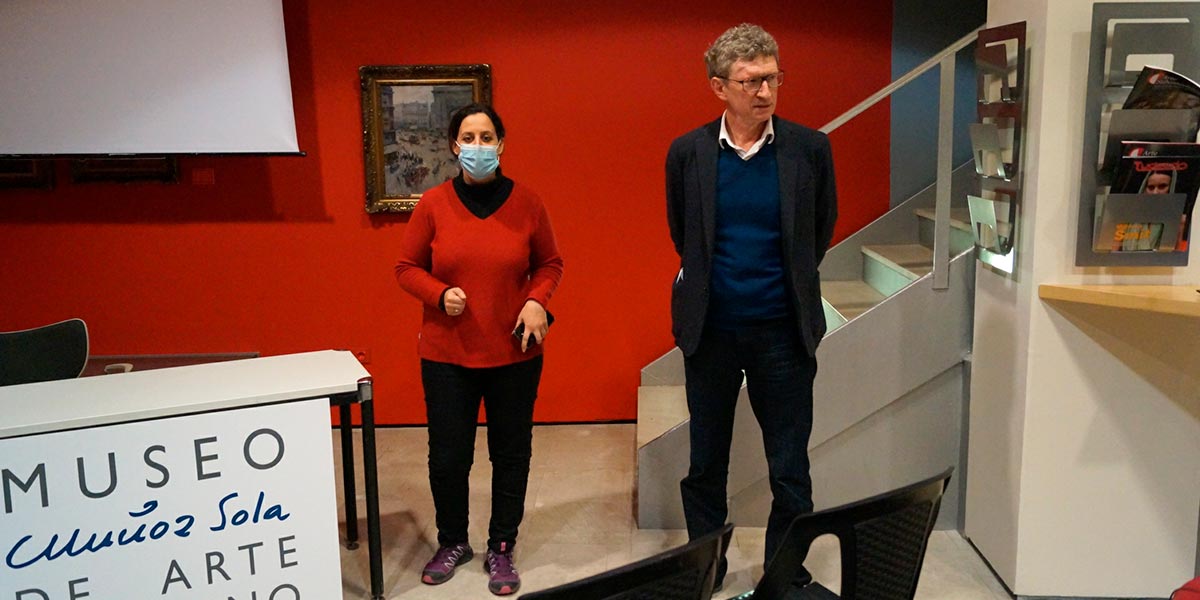 Tomás Muñoz en la inauguración de la exposición de su padre César Muñoz Sola 1