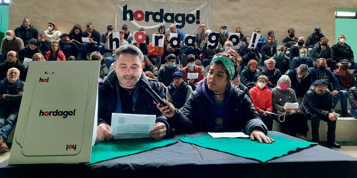 Julián Vicente García y Kamila Guarín leyendo la Declaración de Cortes