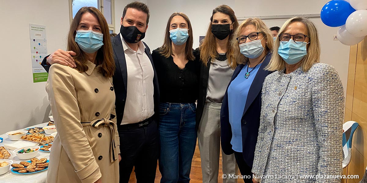 Mirabela Pop, Vesselina Garcheva y Diana Jiménez junto al alcalde Toquero y las ediles Royo y Agüera
