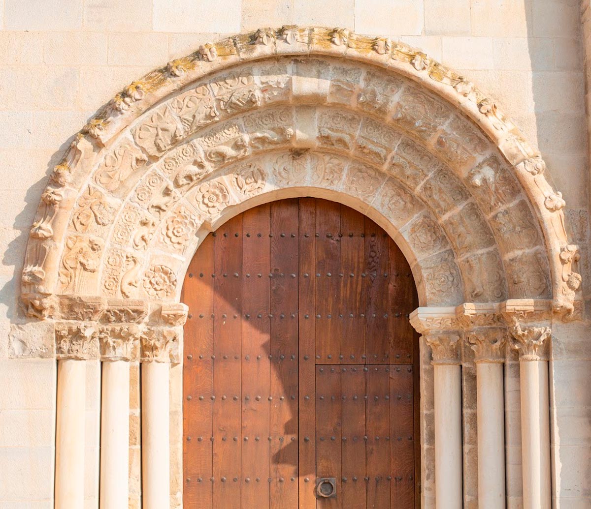 Visita guiada con la portada románica de la iglesia de Cabanillas