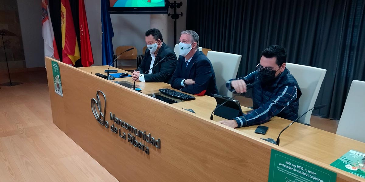 El gerente de la Mancomunidad de la Ribera, Fermín Corella, el presidente de la Mancomunidad, Fernando Ferrer, y el director general de Administración Local y Despoblación, Jesús Mª Rodríguez, durante la rueda de prensa