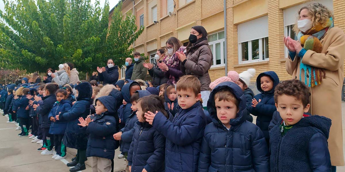 El colegio La Anunciata realizó un sencillo acto mara mostrar su solidaridad con La Palma