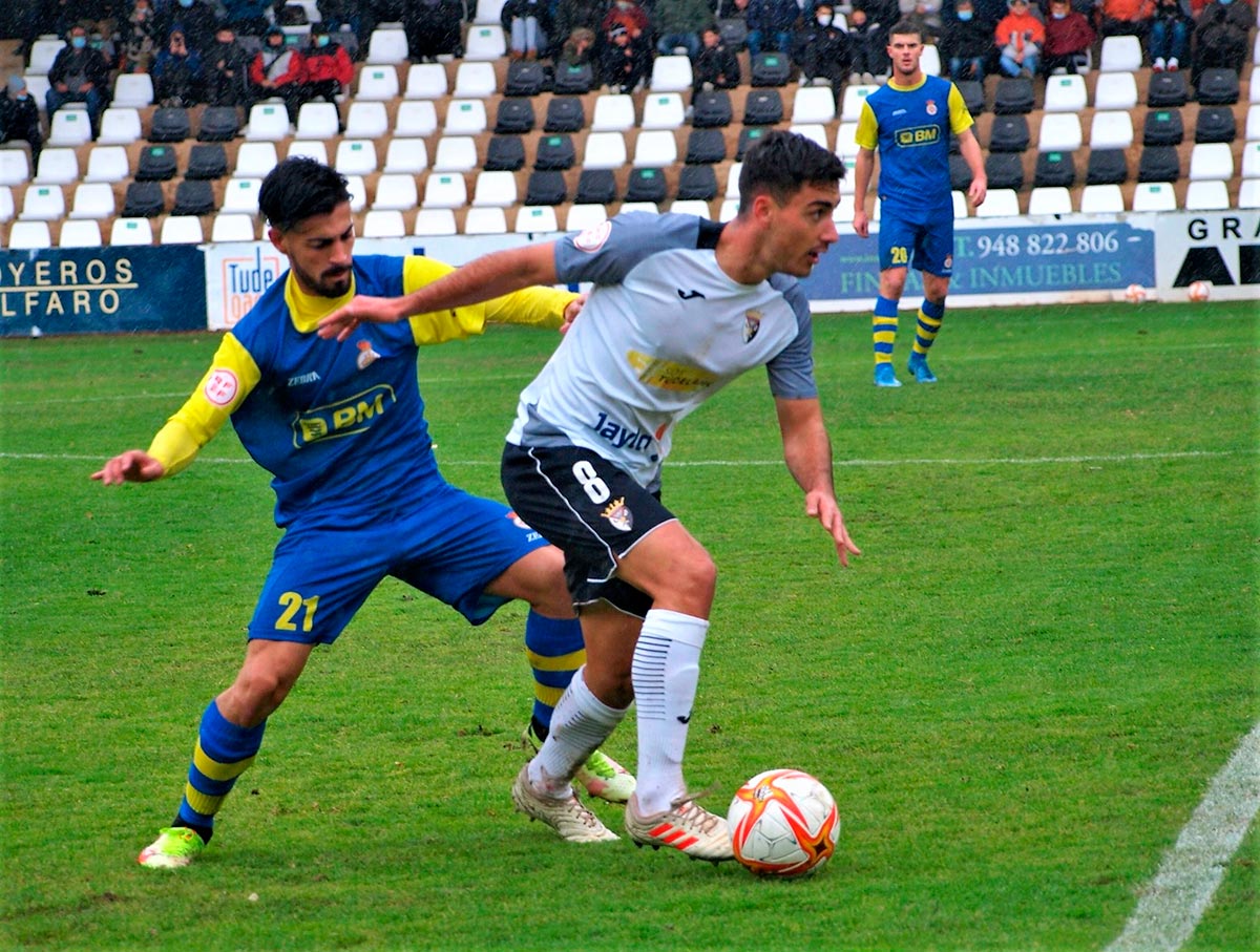 Una jugada del encuentro del Tudelano contra el Real Irún