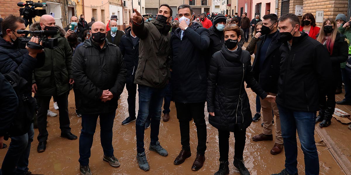 Jacoste explica al Presidente Sánchez el alcance de los daños, en presencia de María Chivite y de Arasti