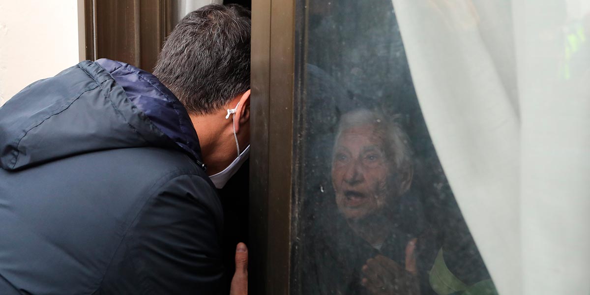 Pedro Sánchez saluda a una vecina de Buñuel