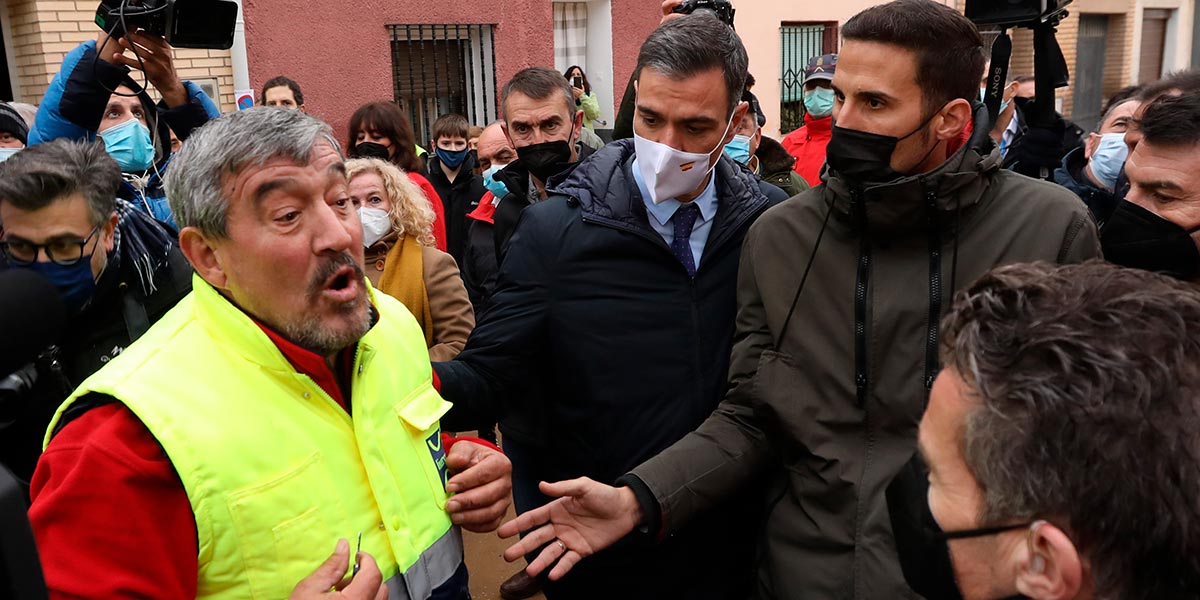 Un vecino explica los daños a las autoridades