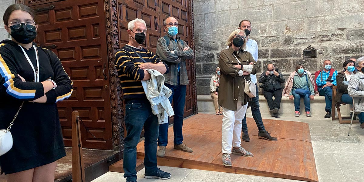 Asistentes a la visita guiada que tuvo lugar en la capilla de la familia Villaespesa