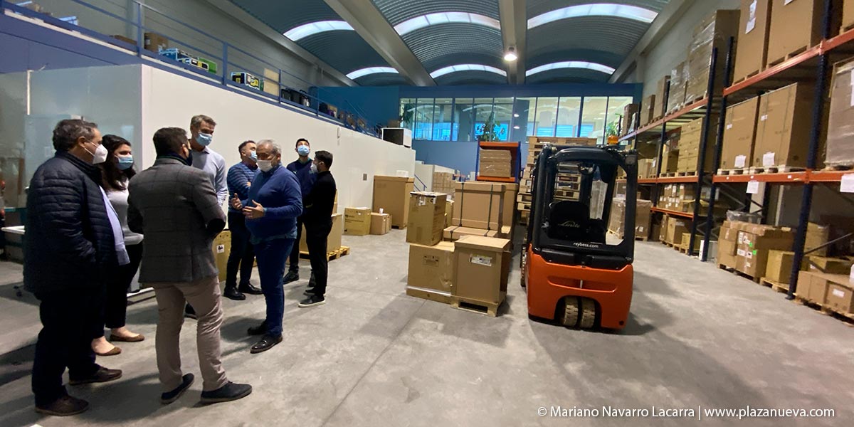 Durante la visita inaugural el alcalde de Tudela, Alejandro Toquero recorrió la empresa