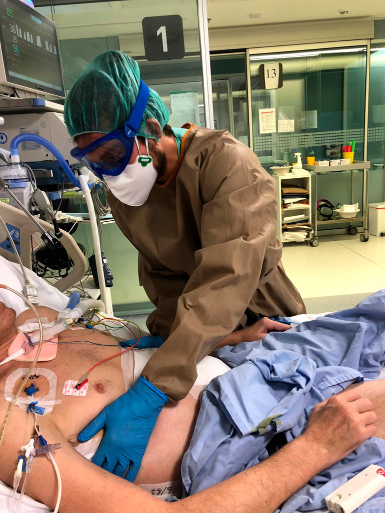 Fisioterapeuta tratando a un paciente COVID-19 en la UCI de Hospital Universitario de Navarra