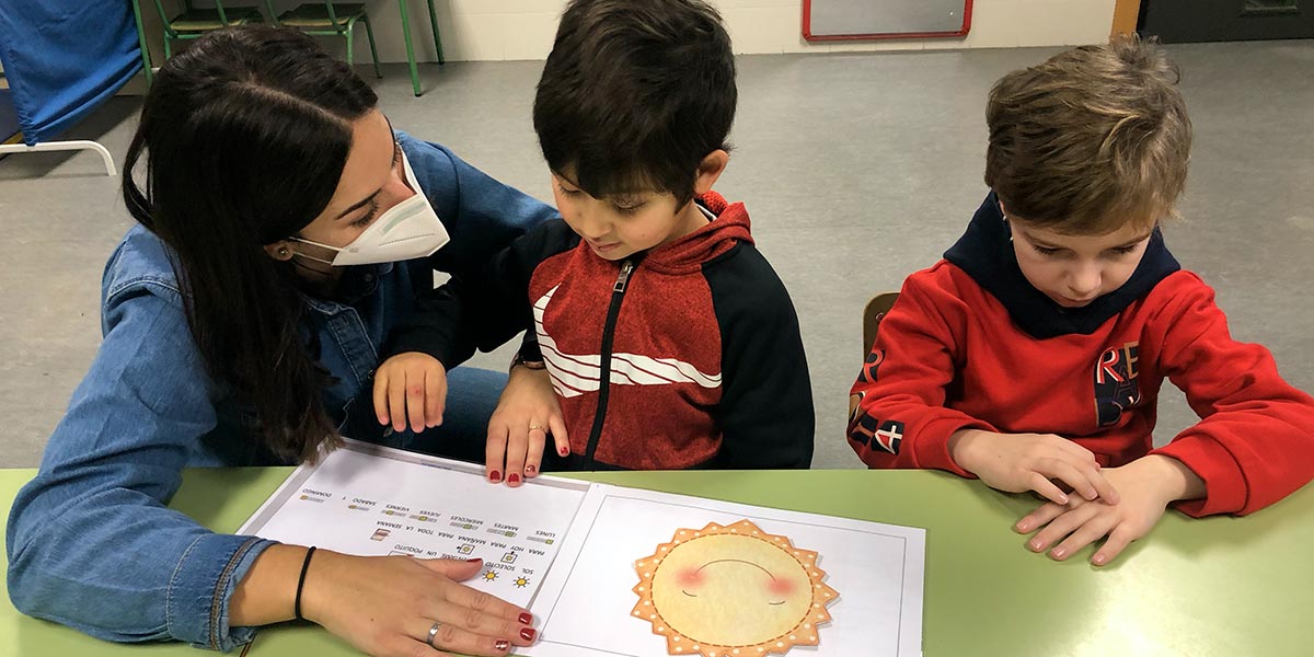 Profesional y niños de ANA en la asamblea