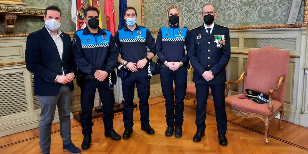 Carlos Navarro Izal, Ainhoa Lizuain Hernando y Nacho Garbayo López, junto al alcalde Alejandro Toquero y el jefe de Policía Local Juan Cruz Ruiz