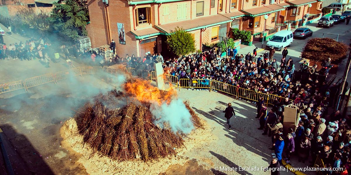 Encendido de la hoguera de San Antón 2020 en Rincón de Soto 1