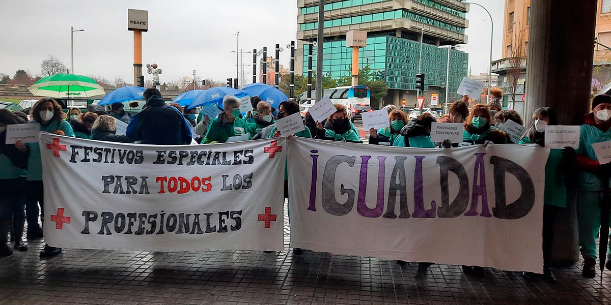 Concentración de profesionales del SNS en Conde Oliveto (Osasunbidea)