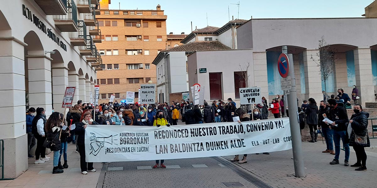 Trabajadoras de residencias riberas frente a la Residencia Nuestra Señora de Gracia en Tudela