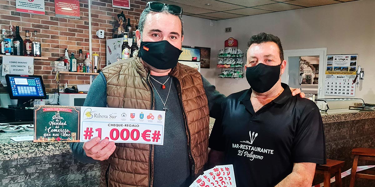 El ganador del cheque de 1.000€ José Manuel Simón Tejero, ‘Simón’ posa junto a Juan Carlos González regente del Bar El Polígono de Buñuel