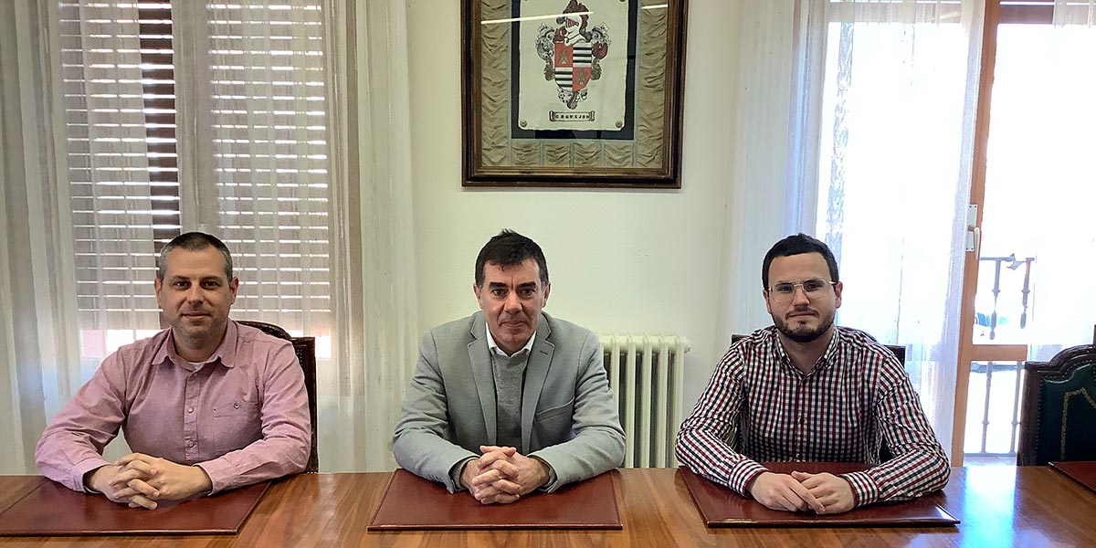 David Álvarez, Eduardo Santos y Rafael Martinena sentados