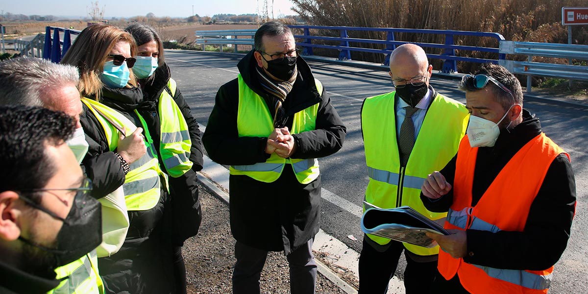 Otro momento de la visita de las obras de la carretera entre Cortes y Aragón