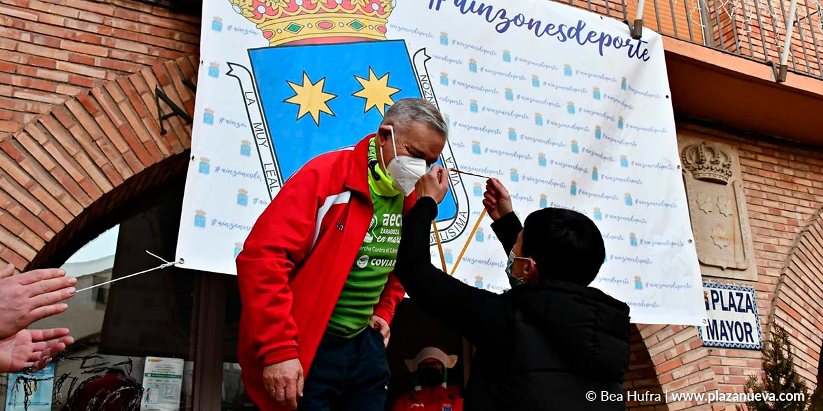 El peluquero de Ainzón recibió un emotivo reconocimiento del Ayuntamiento en la Plaza Mayor