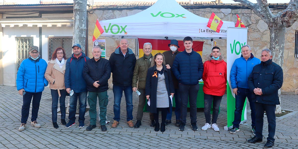 Integrantes de VOX Navarra en Marcilla el pasado domingo durante el evento en el que sucedió el escrache