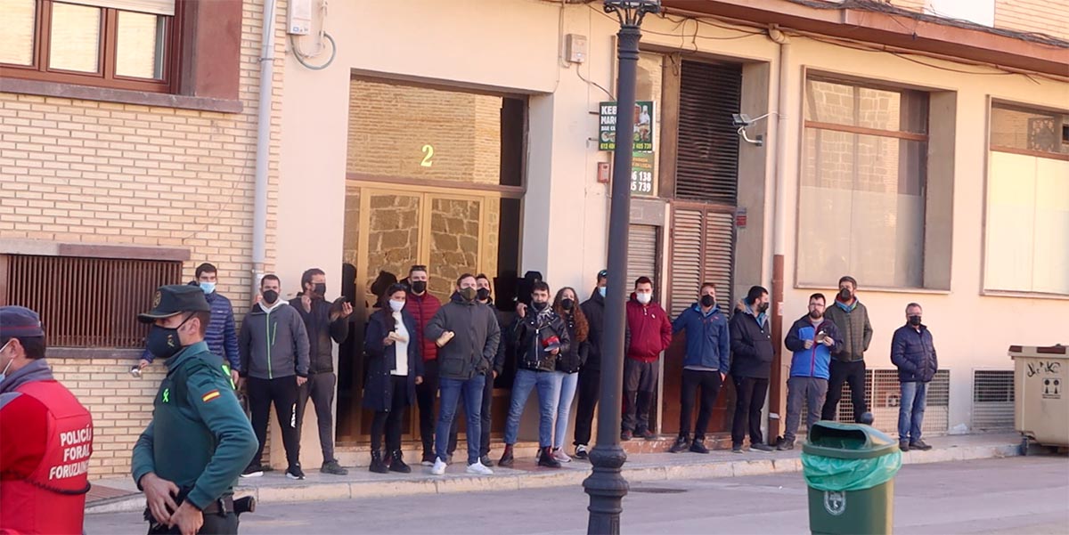 Uno de los grupos reunidos en Marcilla para mostrar su rechazo hacia VOX