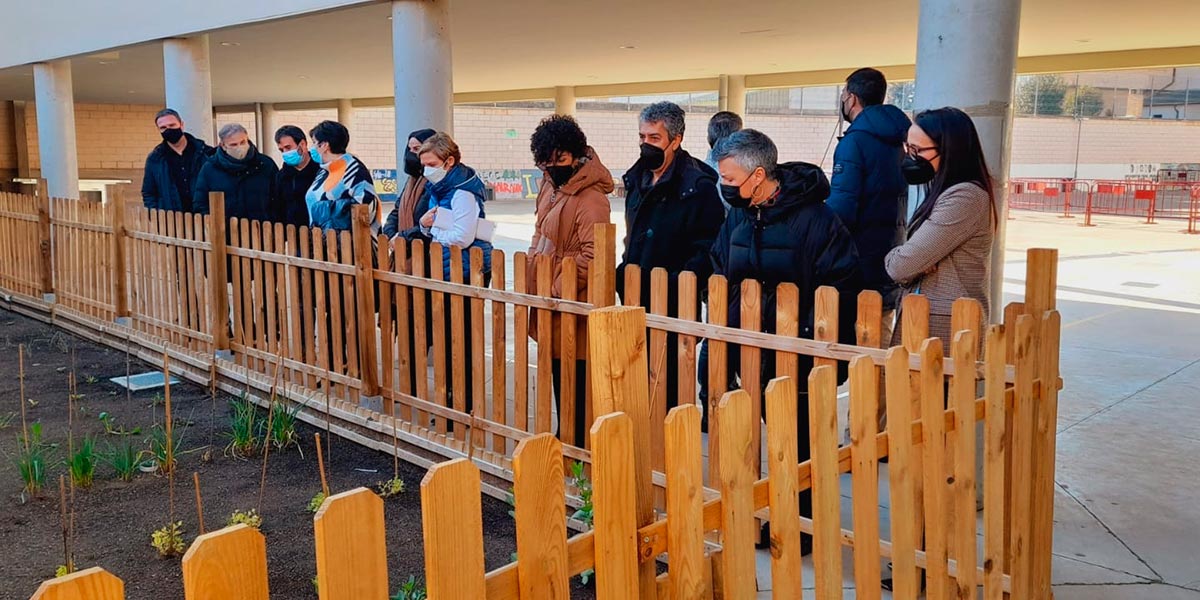 Los Parlamentarios as visitando la huerta del IESO La Paz