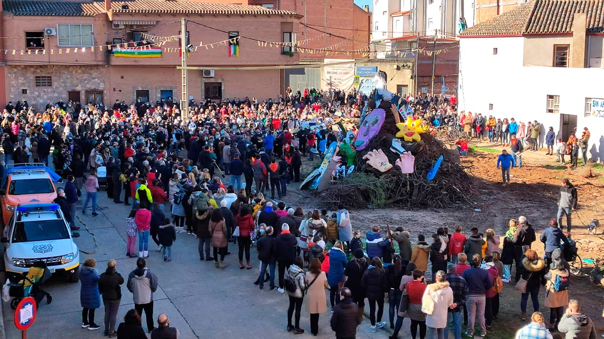 Gran afluencia a la hoguera de las fiestas San Antón 2022 Rincón de Soto