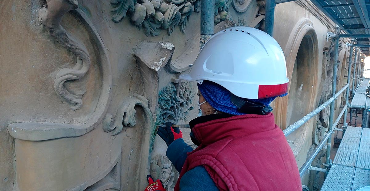 Trabajos de restauración de la fachada del Ayuntamiento de Tarazona en obras