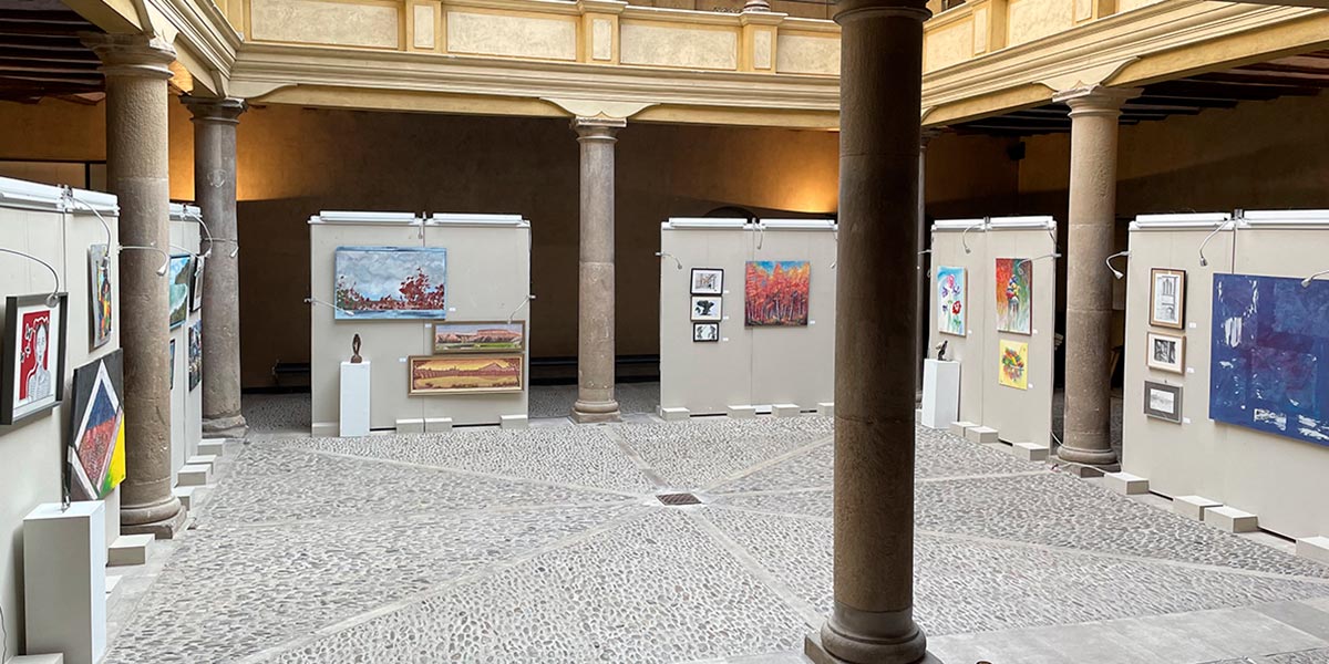 Algunas de las obras expuestas en el patio de la UNED