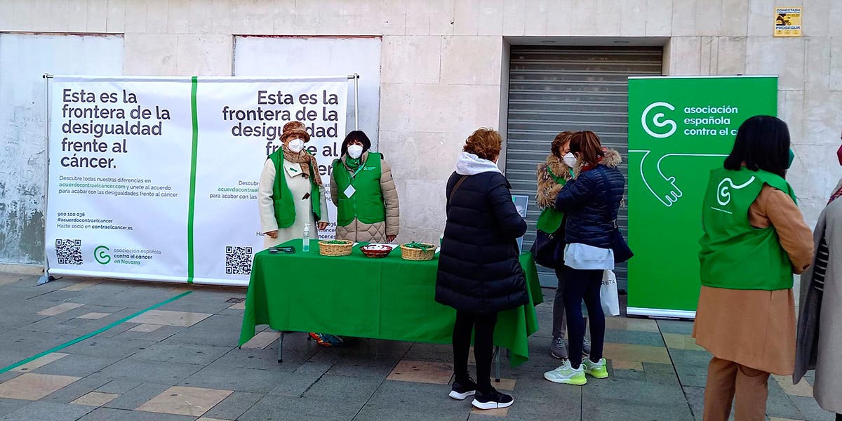 Desde hoy y hasta el domingo en la plaza de los Fueros habrá voluntarios animando a la gente a unirse al Acuerdo contra el cáncer 1
