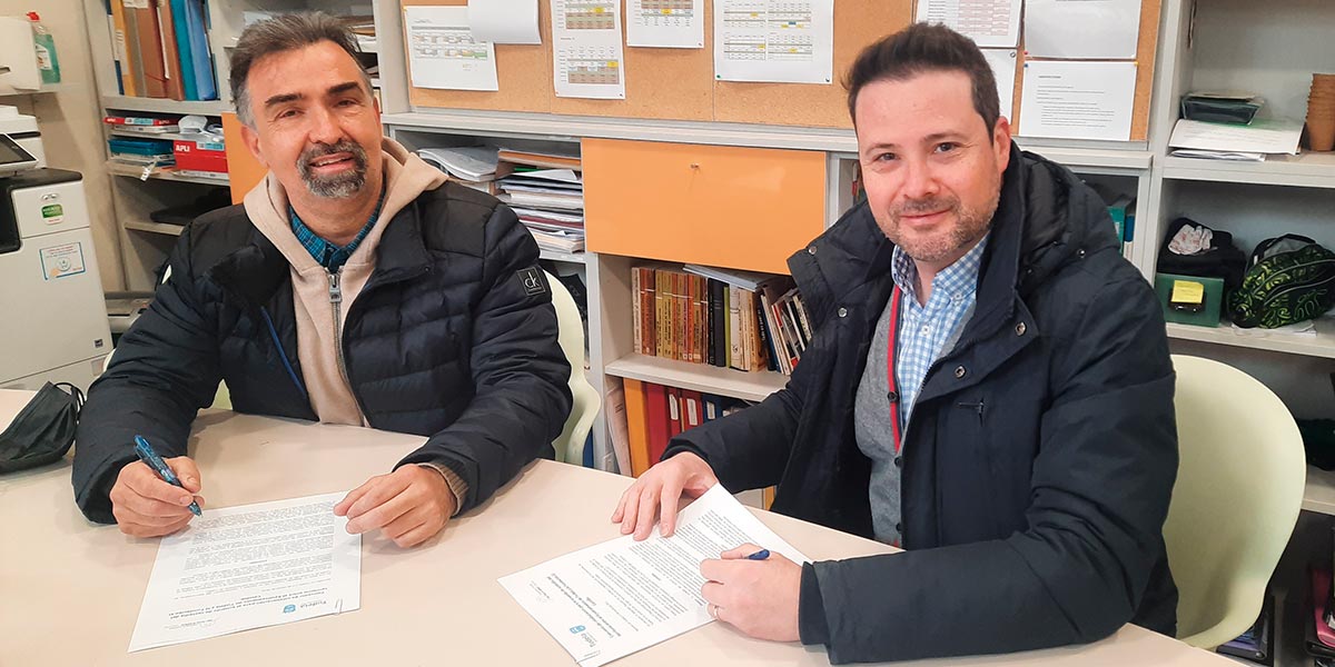 Miguel Ángel Sáez Bea (presidente Fundación El Castillo) y Alejandro Toquero durante la firma