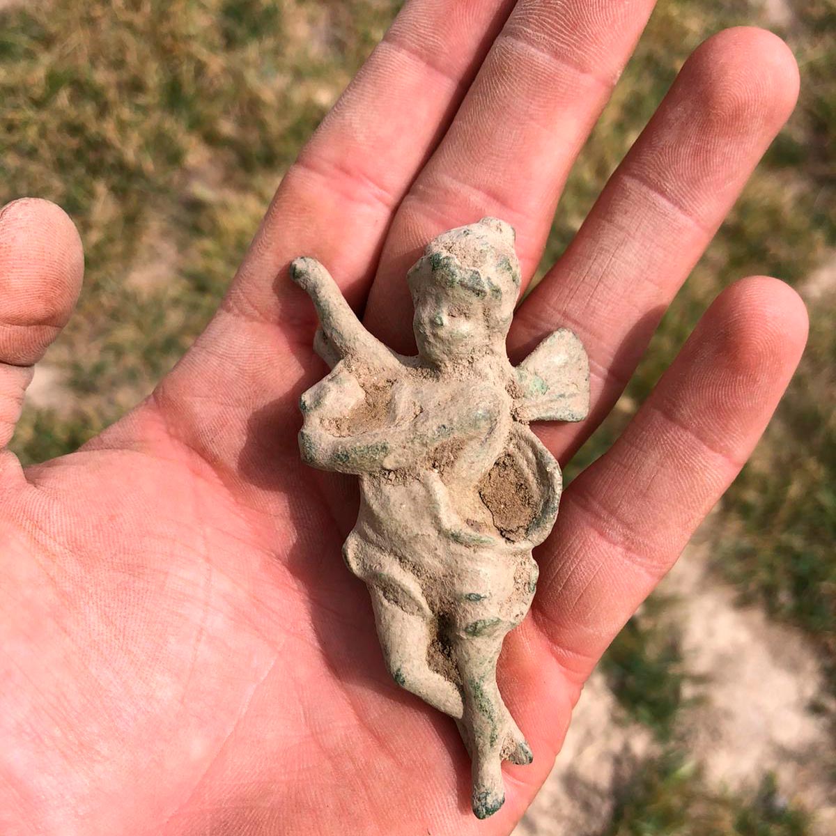 Se descubrió una pequeña figurita de bronce