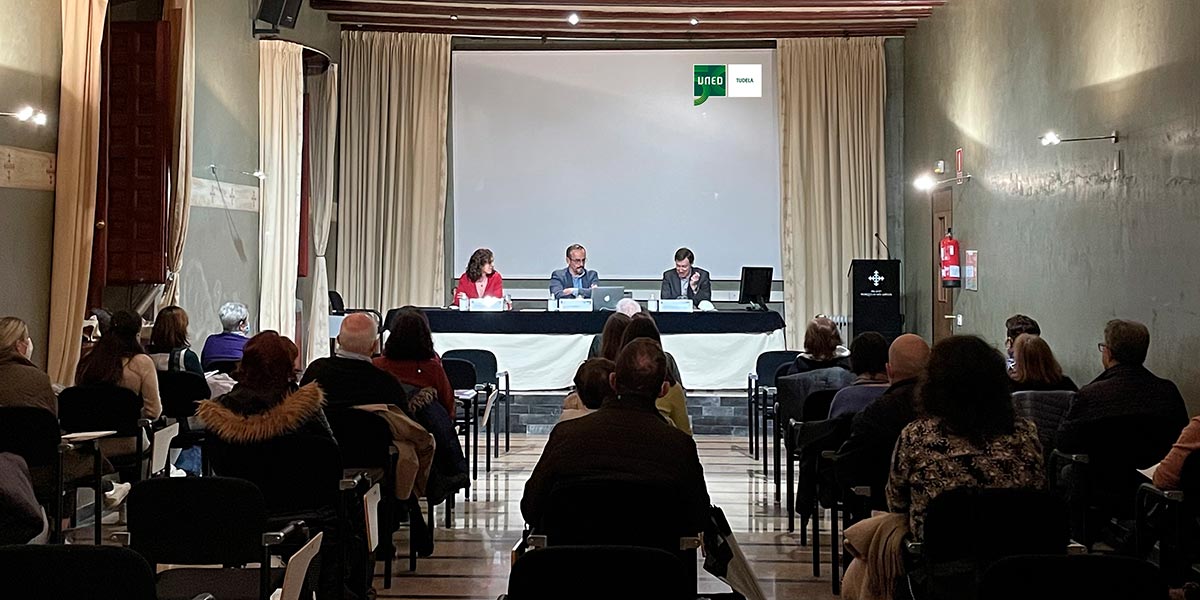 Aitana Monzón Blasco en la presentación de su poemario