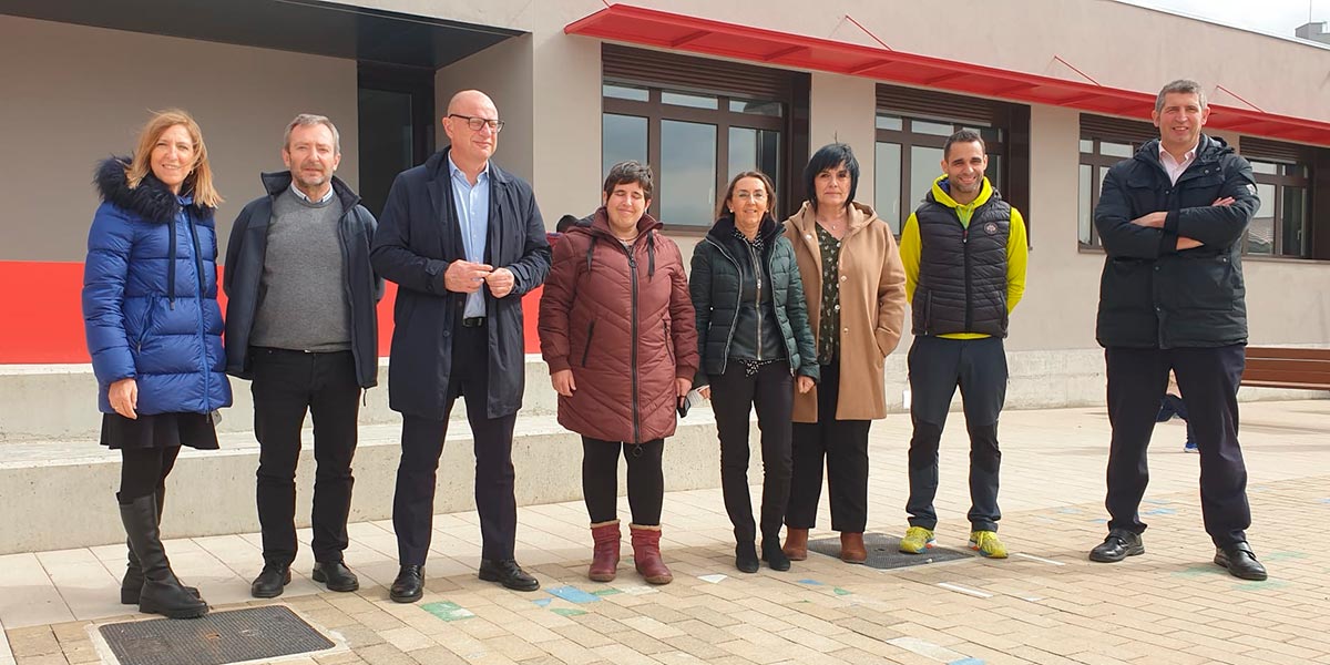 El consejero Gimeno, junto al alcalde de Tafalla, Jesús Arrizubieta, en la visita realizada al fin de las obras de ampliación al CP Marqués de la Real Defensa