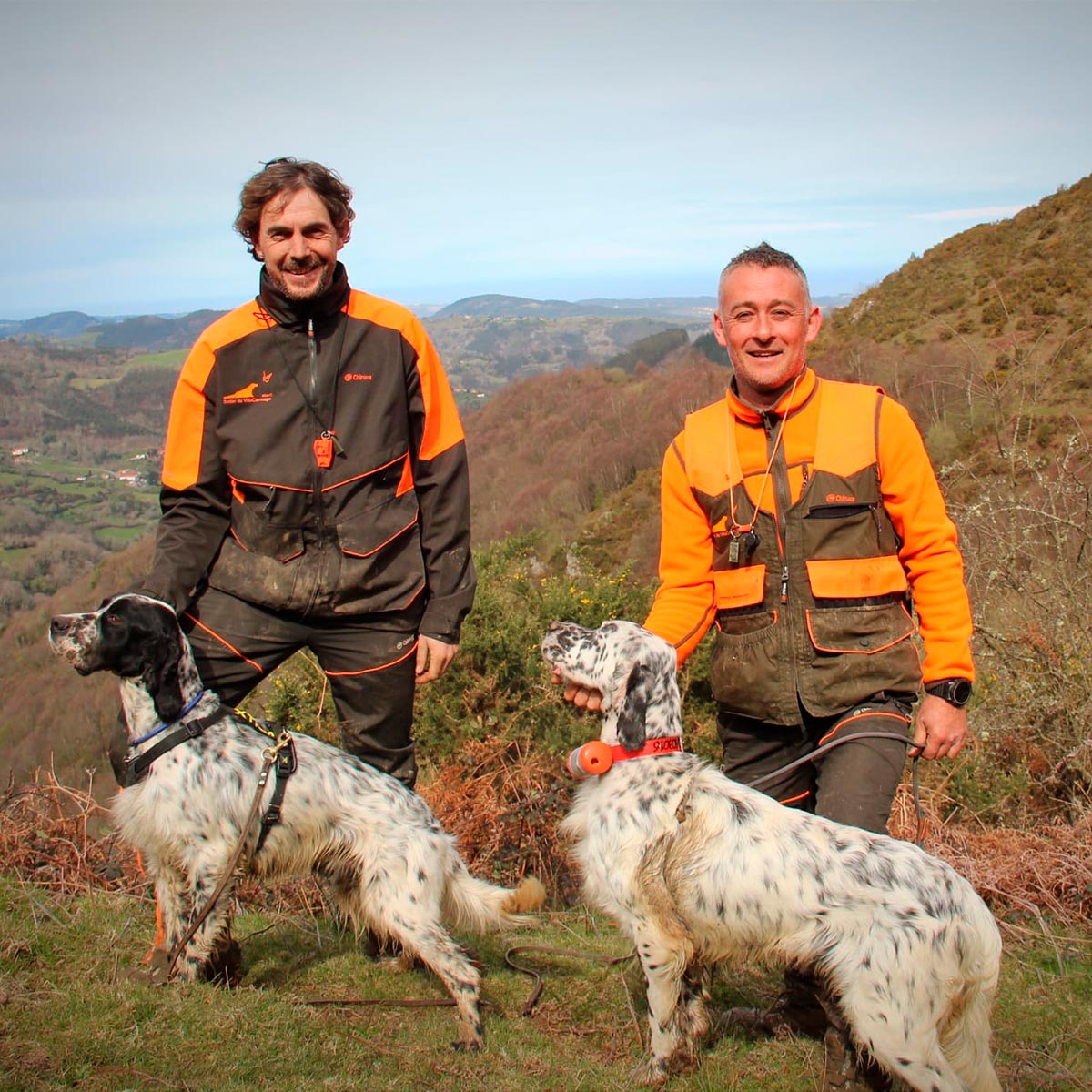 Ricardo con Gold y Diego con Yor esperando turno en elaster CCBP del Sueve en Asturias perros caza becada