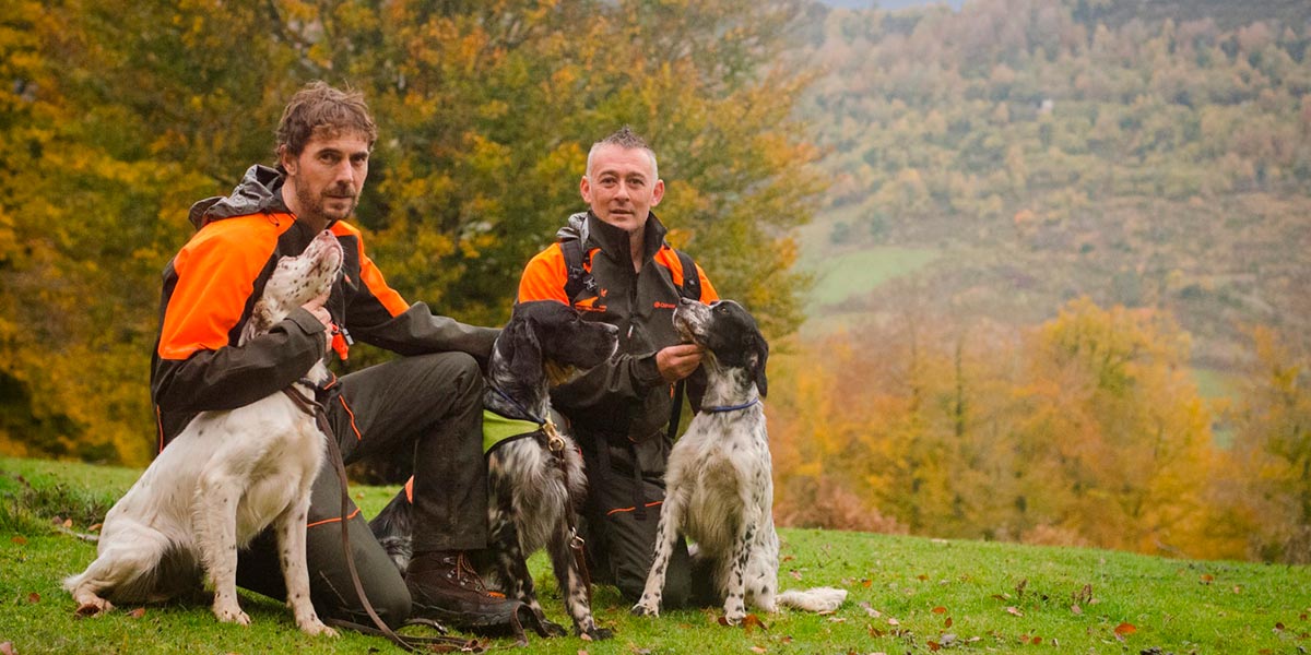Ricardo Cornago con Olaf y Diego con Gold esperando su turno en el Máster CCBP de Garralda en Navarra 1 perros caza becada