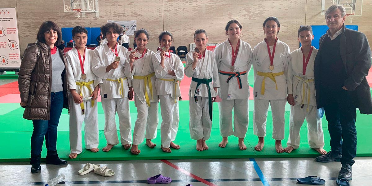 Medallistas con sus profes, Malu Ardoiz no pudo estar en esta Fase