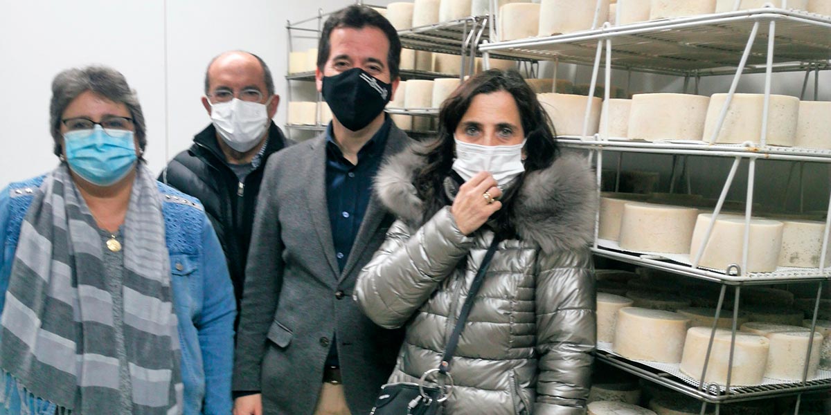 Mikel Irujo visitó la Quesería Susperregui en Abárzuza
