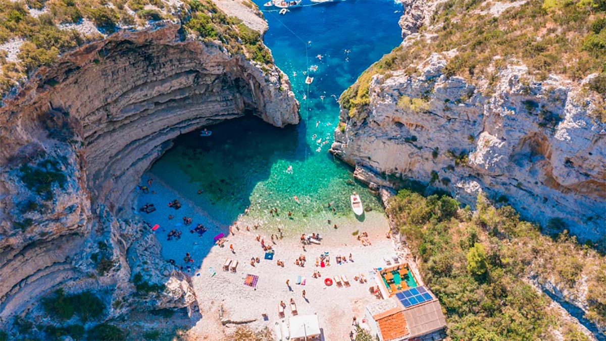 https://imanesdeviaje.com/wp-content/uploads/2020/03/las-mejores-playas-de-croacia-4-Stiniva-Beach.jpg