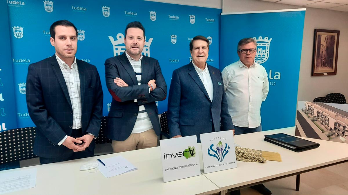 El alcalde de tudela, Alejandro Toquero, y el edil de Urbanismo, Zeus Pérez, han estado acompañados de Luciano Torres Irigoyen (administrador único y presidente de la fundación) y Raúl Abril Ramírez (apoderado y gestor de la sociedad Torres, y secretario de la fundación)