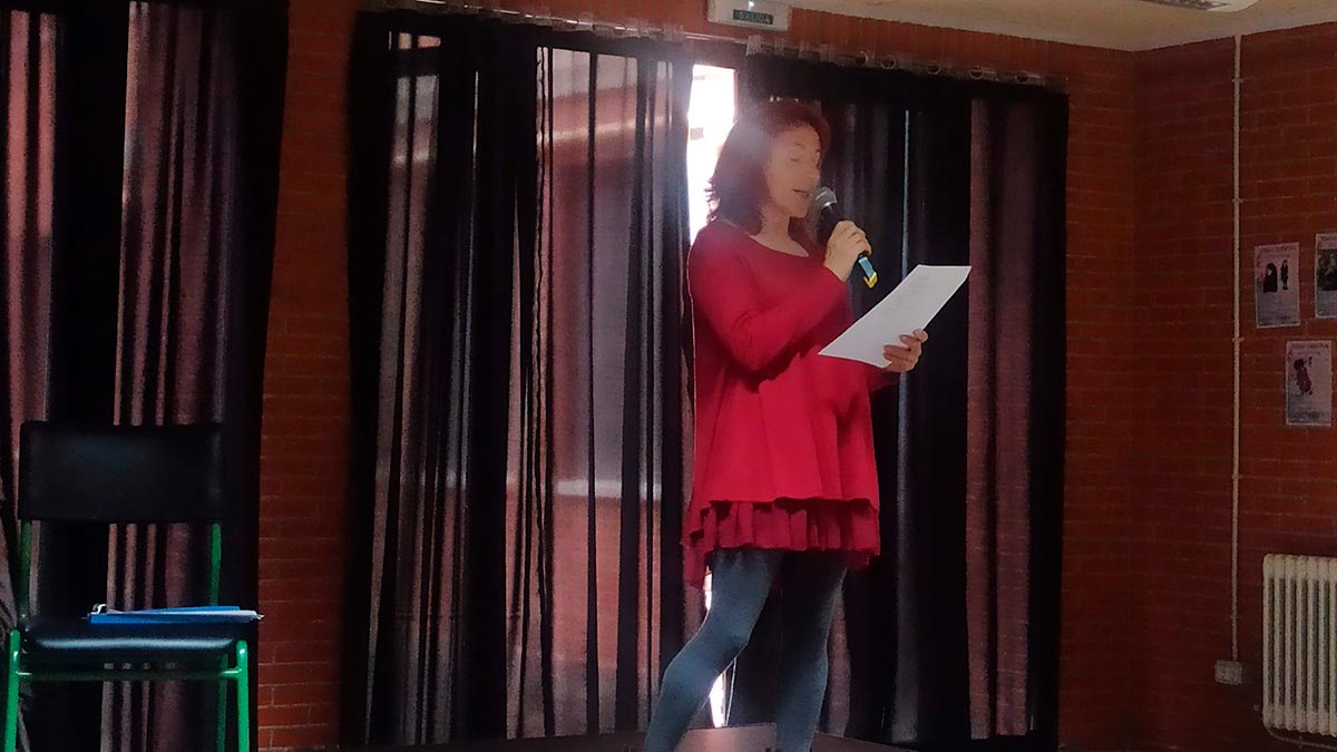 Inma Benítez recitando sus poemas