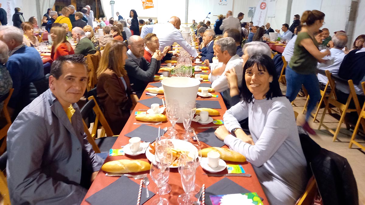 Cena en la carpa de la orden del volatín