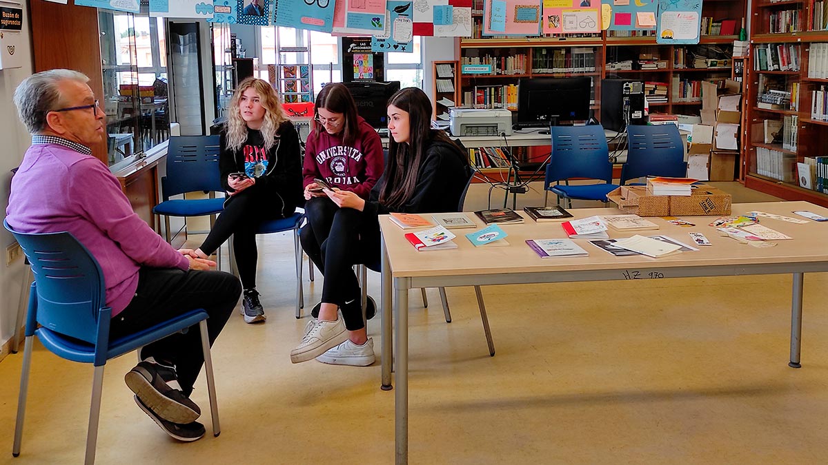 Alumnos del IES Alhama entrevistando al poeta para saber más sobre su figura