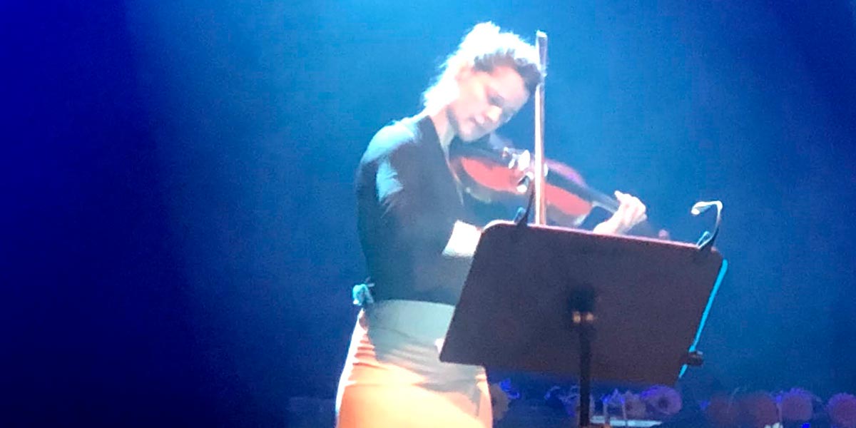 Marta González tocando el violín en el teatro Gaztambide