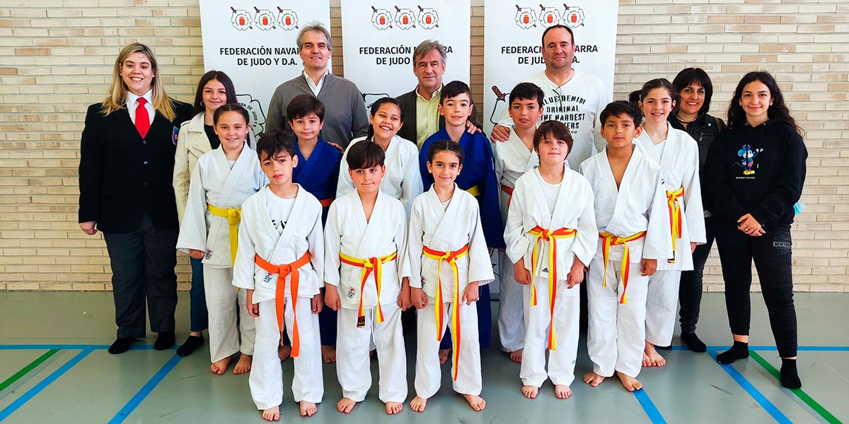 Maestro Pastor con su equipo de judo