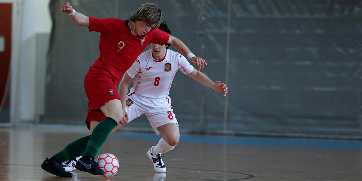 Alberto Lahuerta disputando el partido ante la selección de Portugal